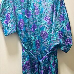 Vibrant vintage Lucie Ann 11 Floral Kimono Robe